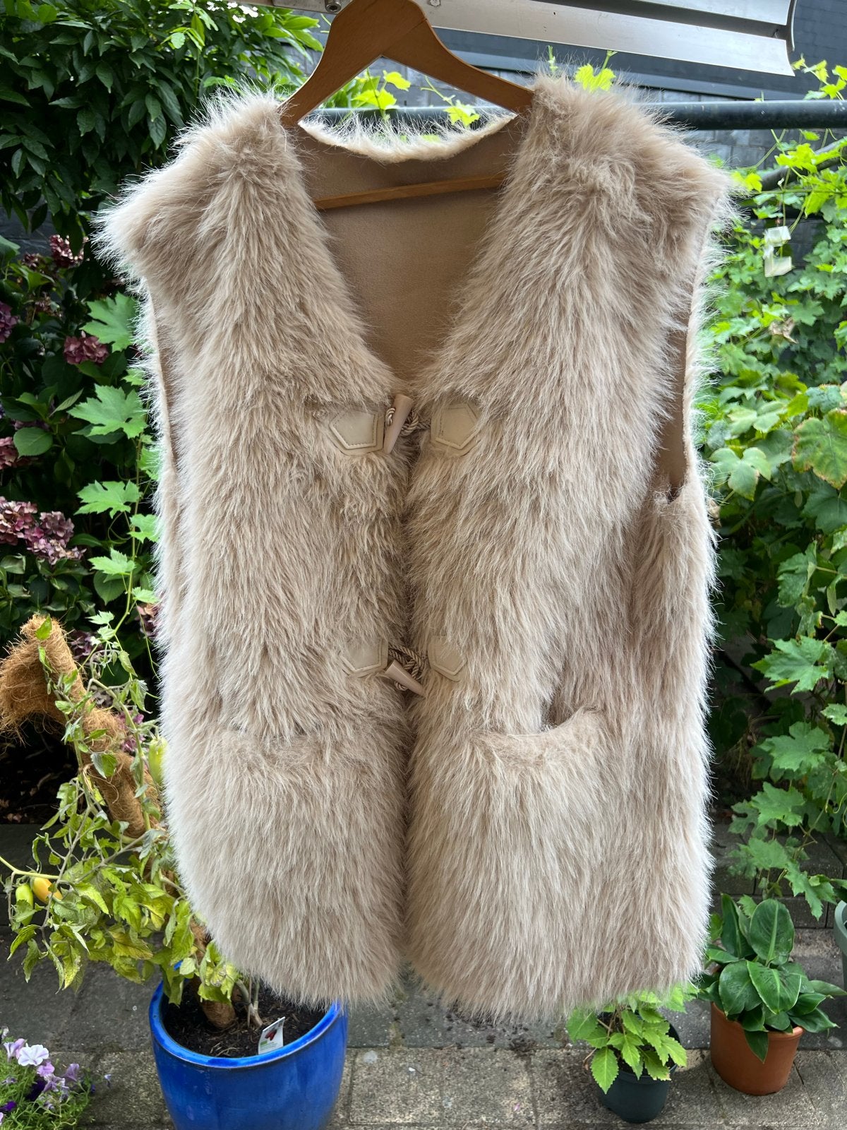 Stijlvolle Nep Bont Bodywarmer met Knoopsluitingen, Ophalen of Verzenden, Zo goed als nieuw, Maat 38/40 (M), Beige