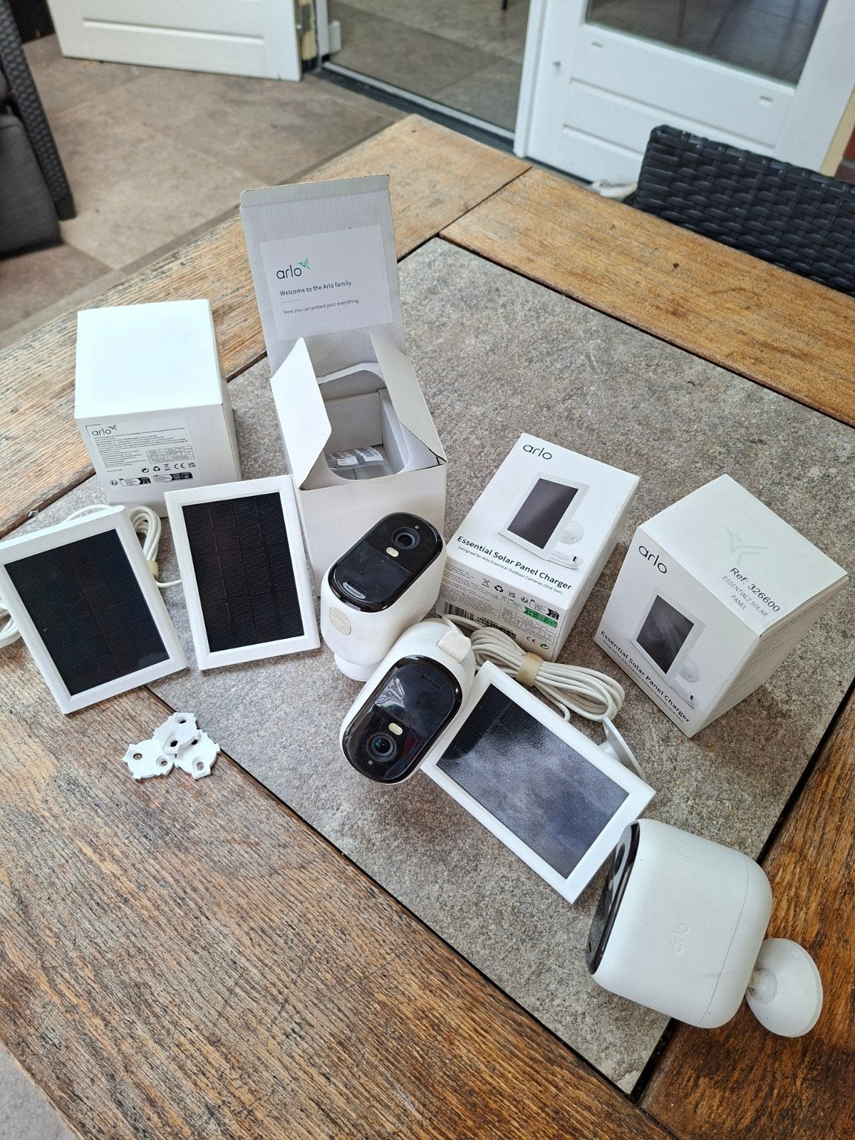 Arlo set: 3 camera's, 3 solar panelen - als nieuw, Ophalen, Zo goed als nieuw, Buitencamera