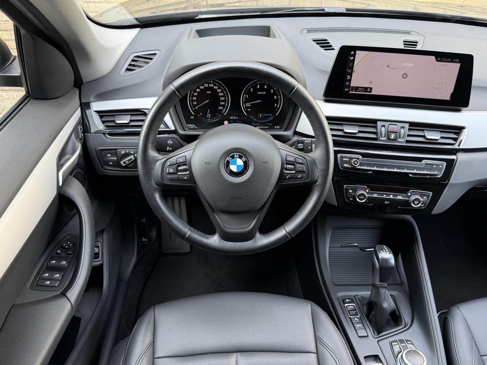 BMW X1 xDrive25e 220pk | Leder | Navigatie | LED | Cruise co, Auto's, Gebruikt, Zwart, Plug-in hybride, Bedrijf