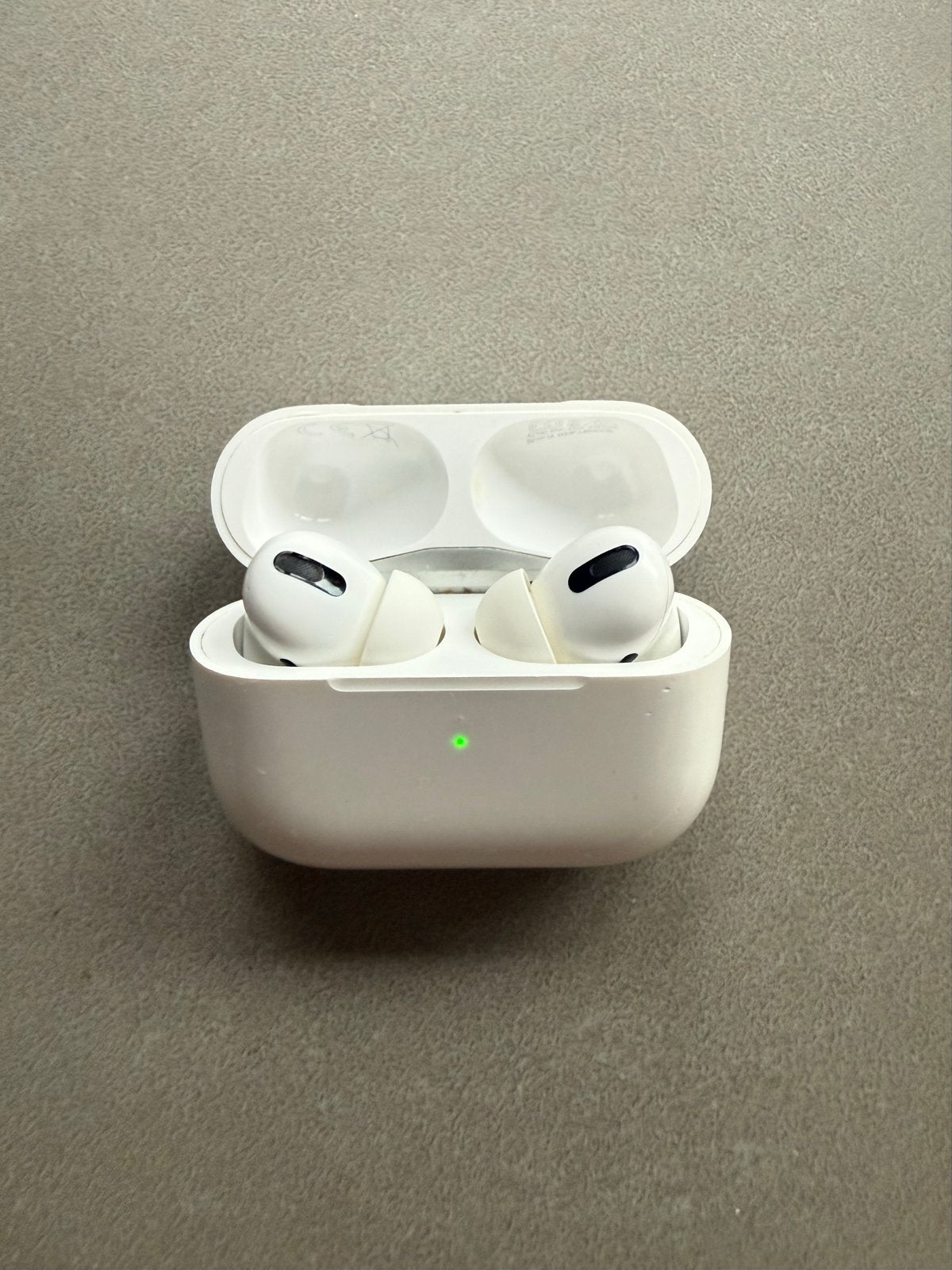 Apple AirPods Pro 1 + nieuwe tips, Ophalen of Verzenden, Gebruikt, Overige merken, Draadloos