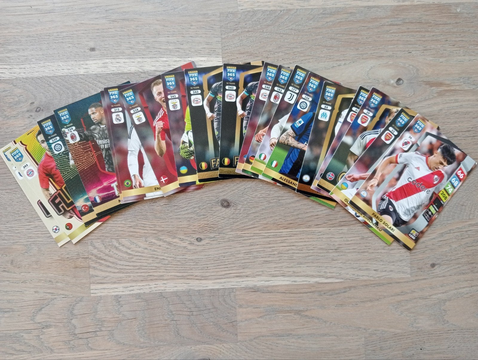 Panini FIFA 365 kaarten 2025, Ophalen of Verzenden, Zo goed als nieuw, Meerdere plaatjes
