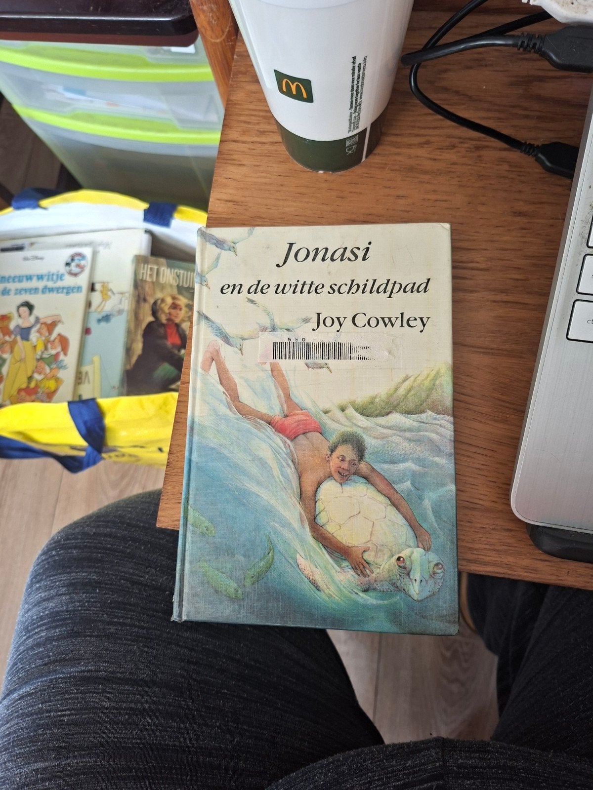 Jonasi en de witte schildpad - Joy Cowley (Ex-bibliotheek), Gelezen, Fictie algemeen, Ophalen of Verzenden, Joy Cowley