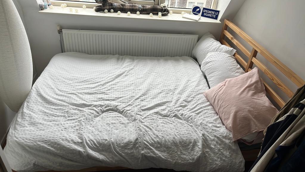 houten bedframe van Ikea 140x200, Huis en Inrichting, Slaapkamer | Bedden, Ophalen, Tweepersoons, Hout, 140 cm