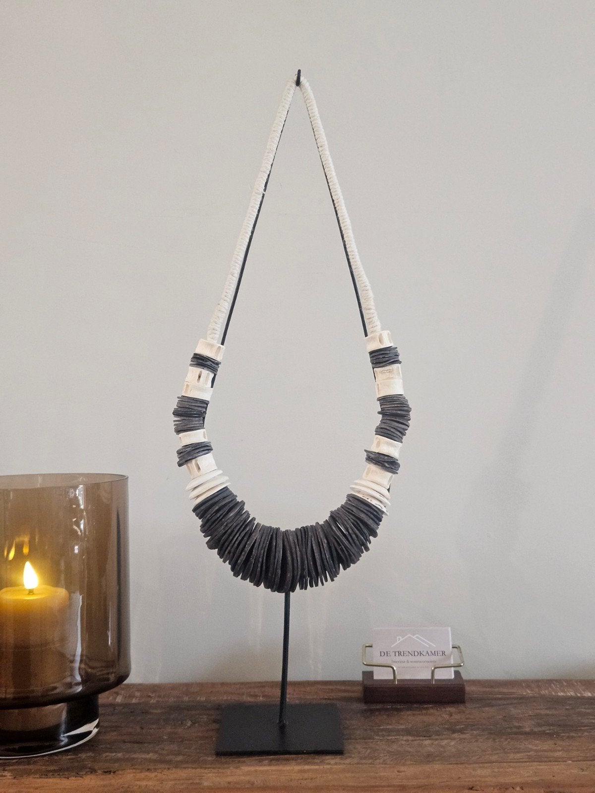 Schelpenketting op standaard – zwart & naturel – woondecorat, Huis en Inrichting, Ophalen, Nieuw, Natuurlijk materiaal, Japandi