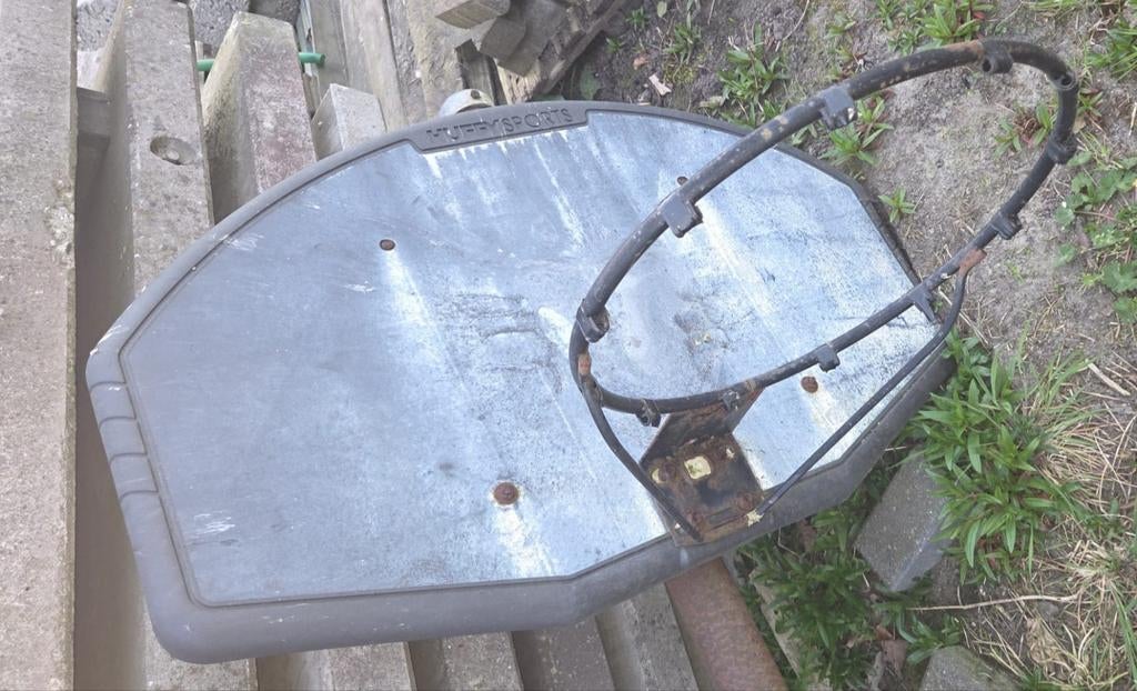 Basketbal aan zware metalen paal, Ophalen