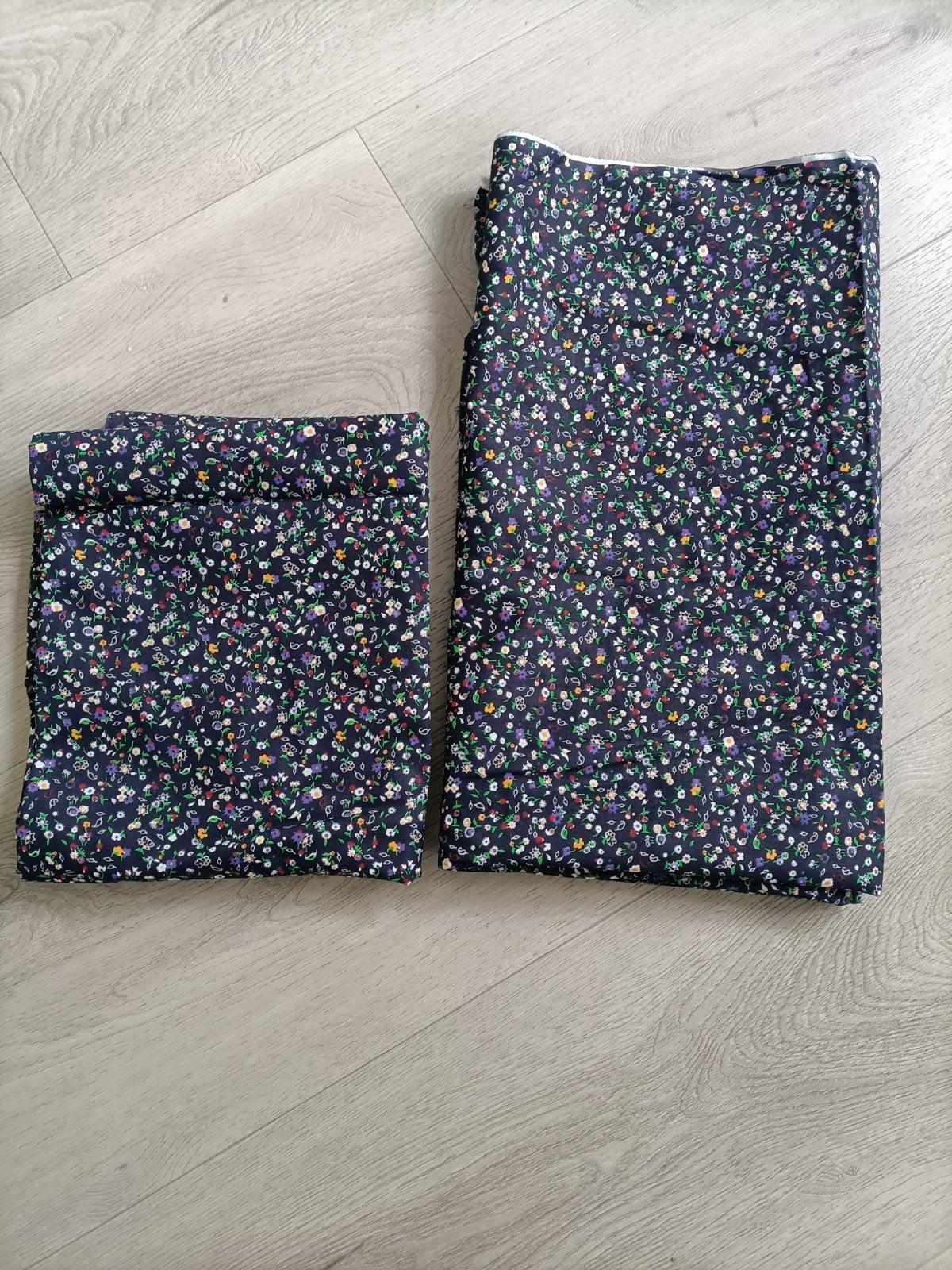2x lappen stof gebloemd, Hobby en Vrije tijd, Stoffen en Lappen, Blauw, Ophalen of Verzenden, Zo goed als nieuw, 30 tot 120 cm