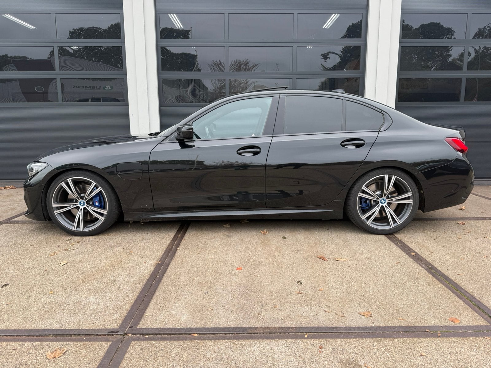 BMW 3-Serie 330e 292pk Aut 2022 Bommetje vol!, 1998 cc, Achterwielaandrijving, 4 cilinders, Zwart