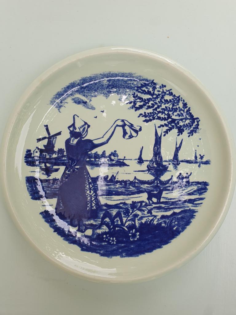 Delfts aardewerk: Sierbordje vrouw met zakdoek, Antiek en Kunst, Antiek | Keramiek en Aardewerk, Ophalen of Verzenden
