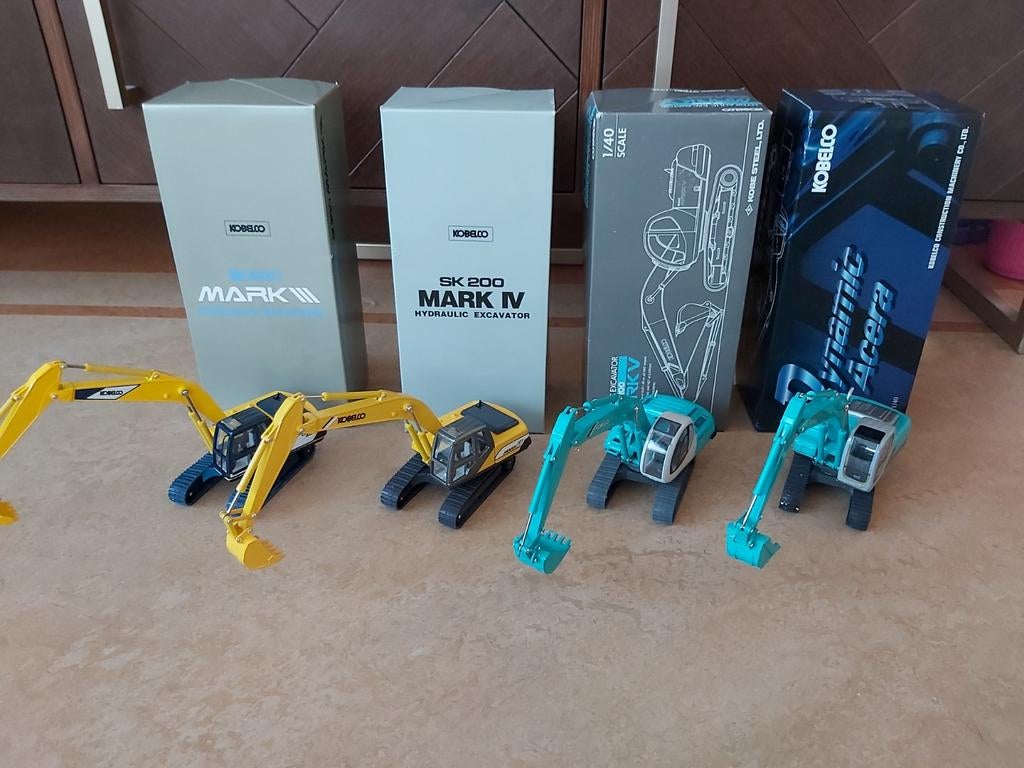 4 generaties Kobelco hydraulische rupsgraafmachines in OVP., Ophalen of Verzenden, Nieuw, Overige typen, Overige merken