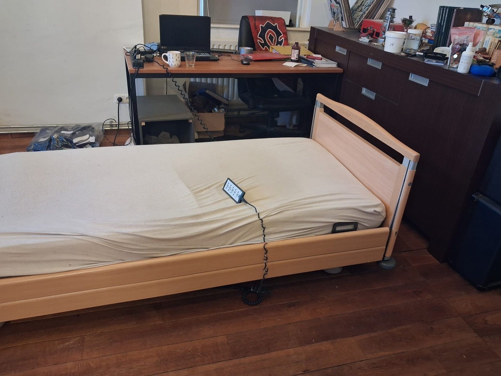 Verstelbaar (ziekenhuis)bed met lichte draadschade, Huis en Inrichting, Slaapkamer | Bedden, Ophalen, 90 cm, 200 cm, Hout
