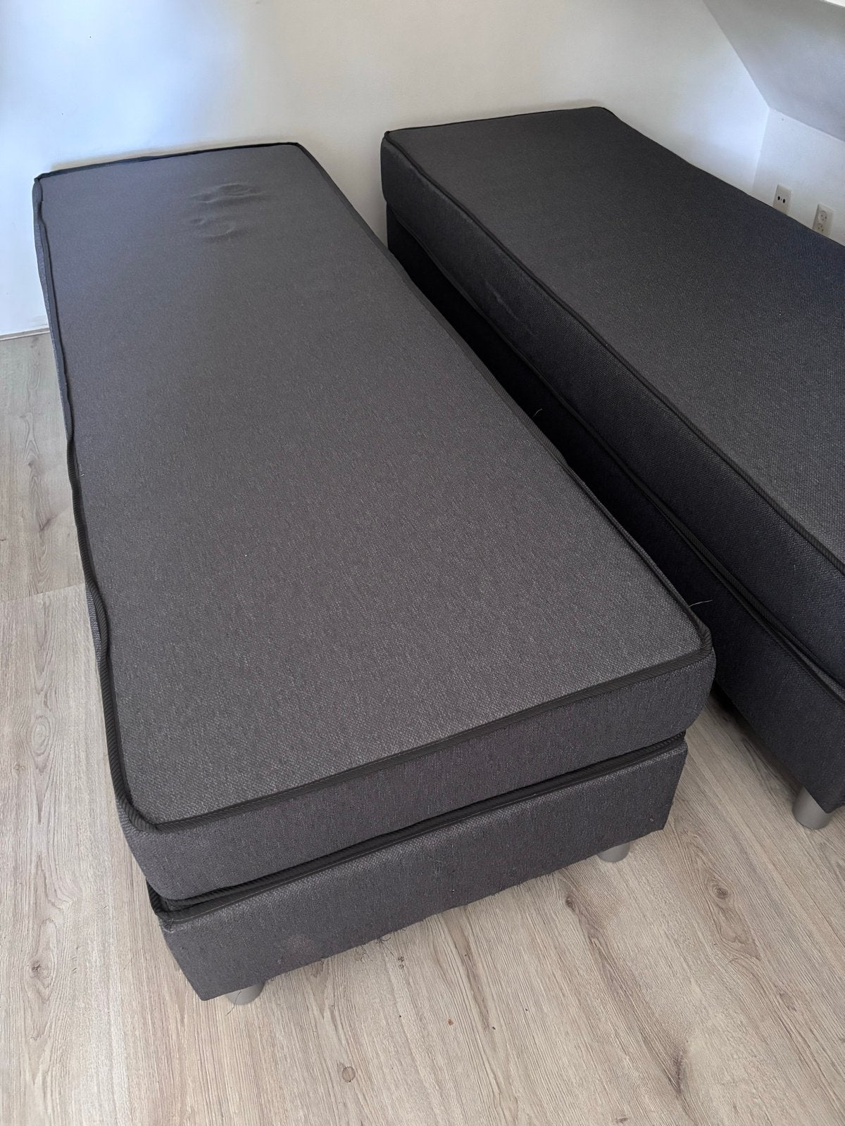 Twee eenpersoons boxsprings, eventueel met topper, Gebruikt, 70 cm of minder, Tweepersoons, Grijs