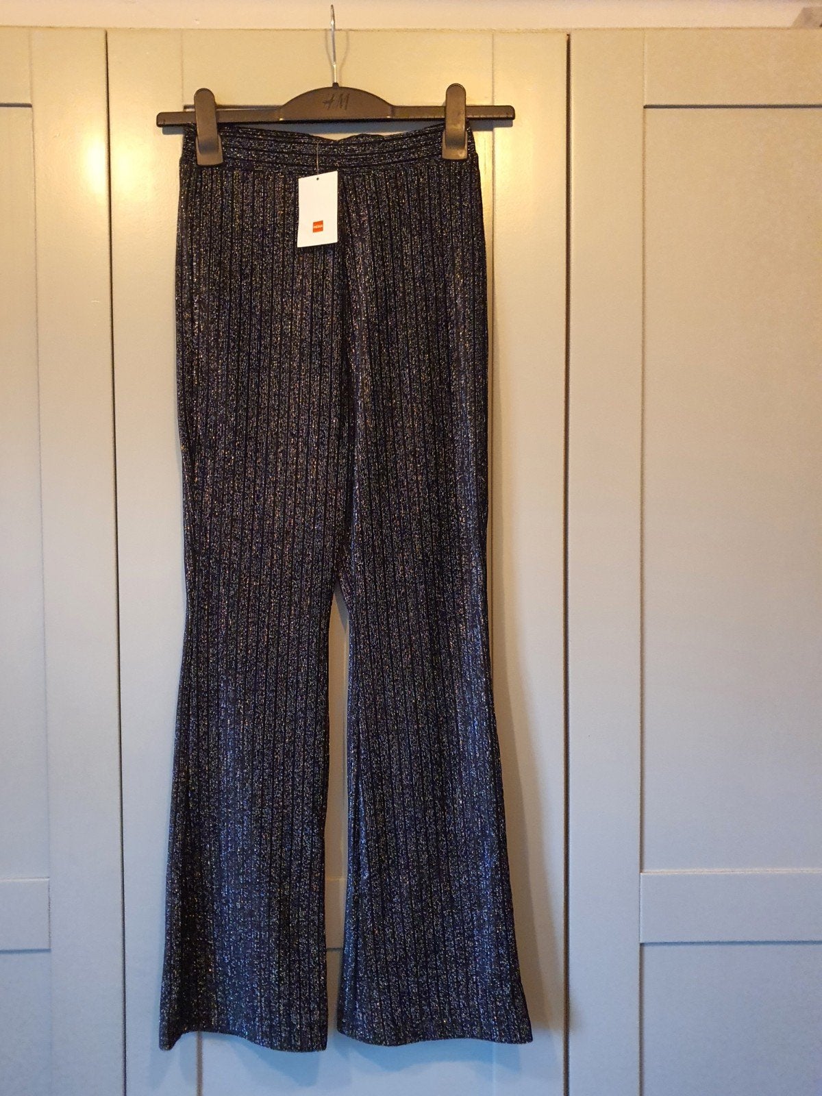 Nieuwe HEMA glitter flared broek maat 146/152, Broek, Meisje, Nieuw, Ophalen of Verzenden