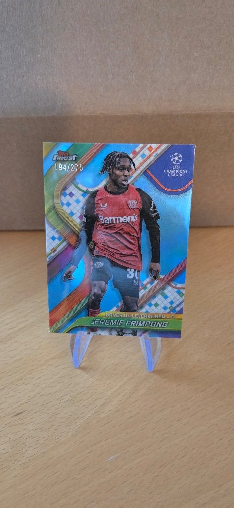2024 Topps Finest Jeremie Frimpong Leverkusen /275 genummerd, Ophalen of Verzenden, Zo goed als nieuw, Buitenlandse clubs, Spelerskaart