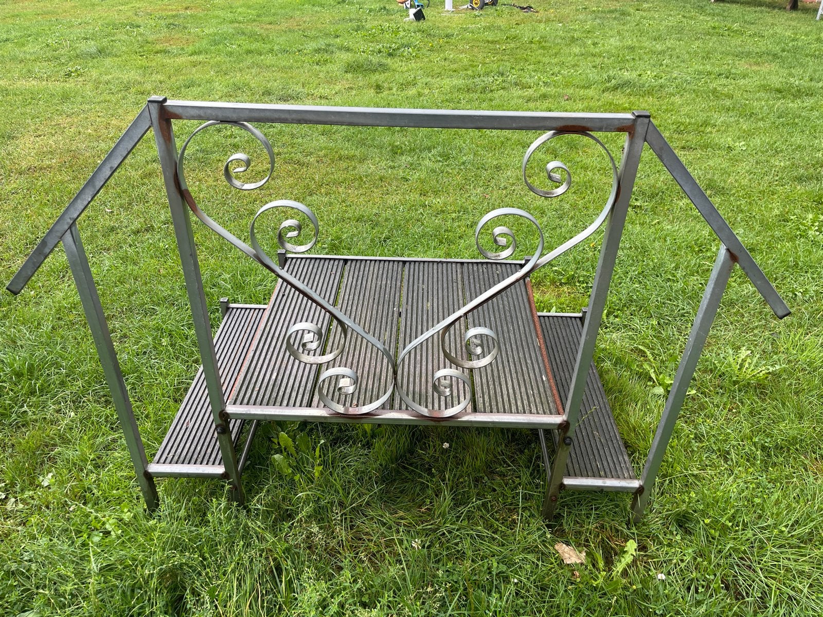 Metalen trapje met sierlijke leuning voor stacaravan, Ophalen, Gebruikt