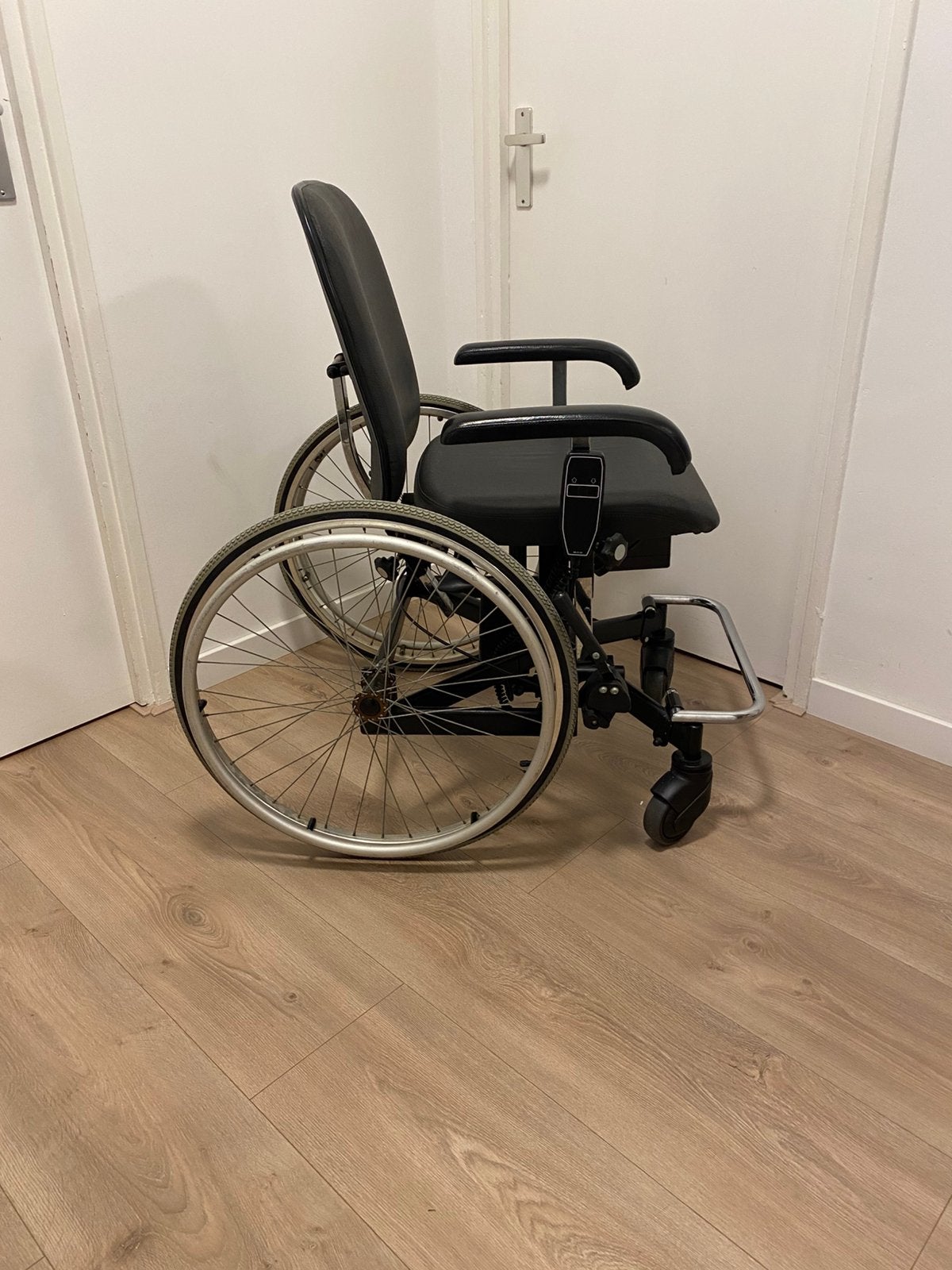 Le Triple Wheels Elektrische Trippelstoel / Rolstoel, Diversen, Ophalen of Verzenden, Zo goed als nieuw, Elektrische rolstoel