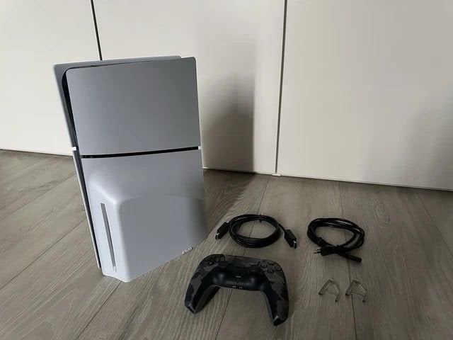 PS5 Slim 1TB met diskdrive, camouflage controller en doos