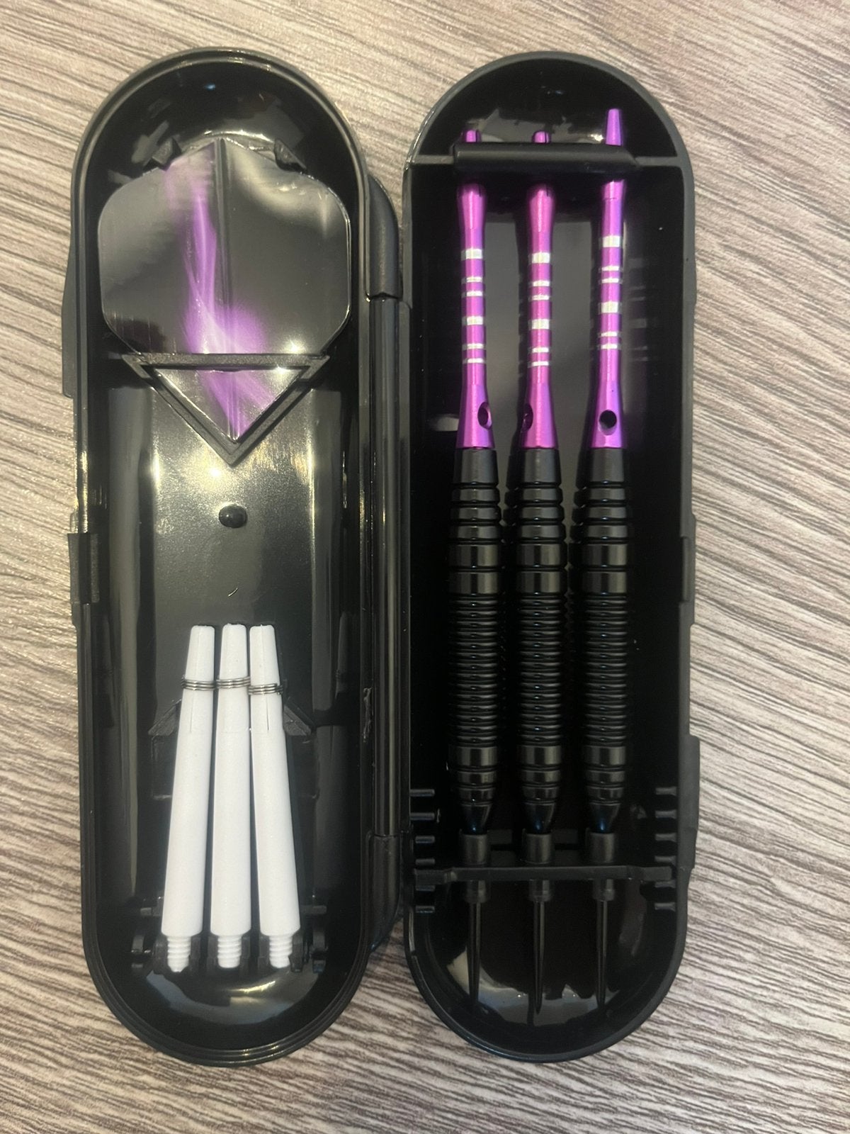 Nieuwe set dartpijlen in koffertje 22 gram, Sport en Fitness, Darts, Ophalen of Verzenden, Nieuw, Pijlen