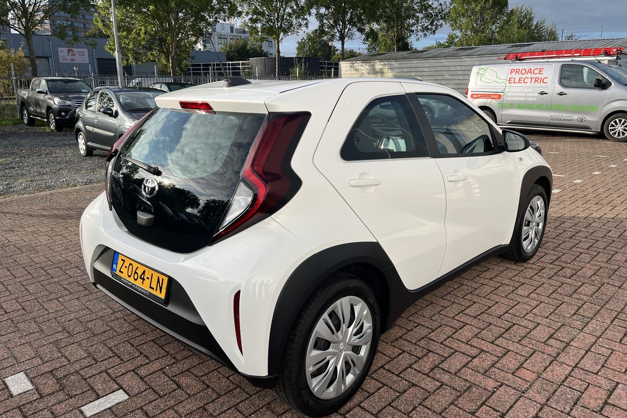 Toyota Aygo X 1.0 VVT-i MT Play / camera achter/ Apple Carpl, Auto's, Dealer onderhouden, Stof, Gebruikt, 920 kg