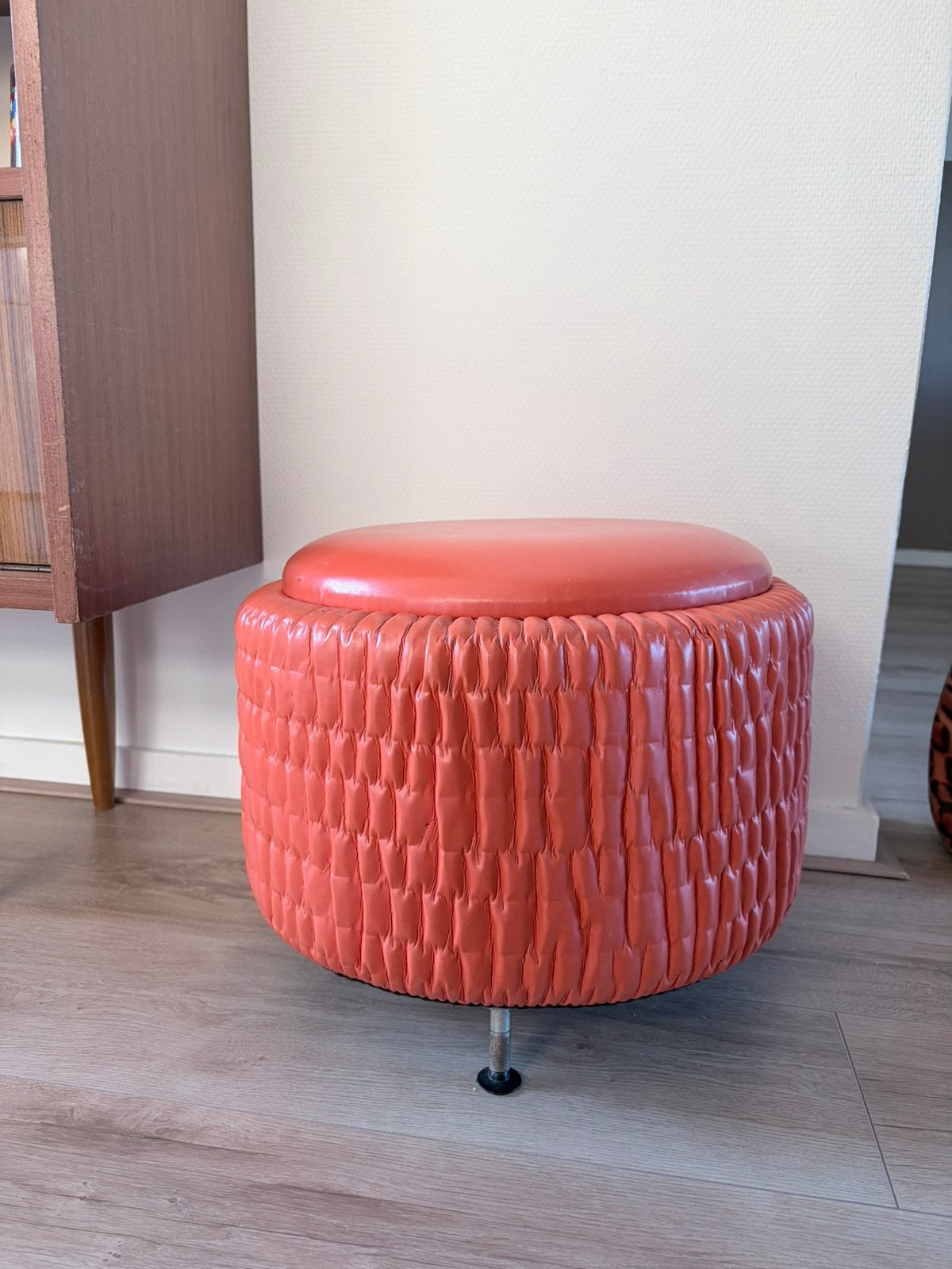 Vintage retro oranje poef, Ophalen of Verzenden, Zo goed als nieuw, Rechthoekig, Minder dan 50 cm