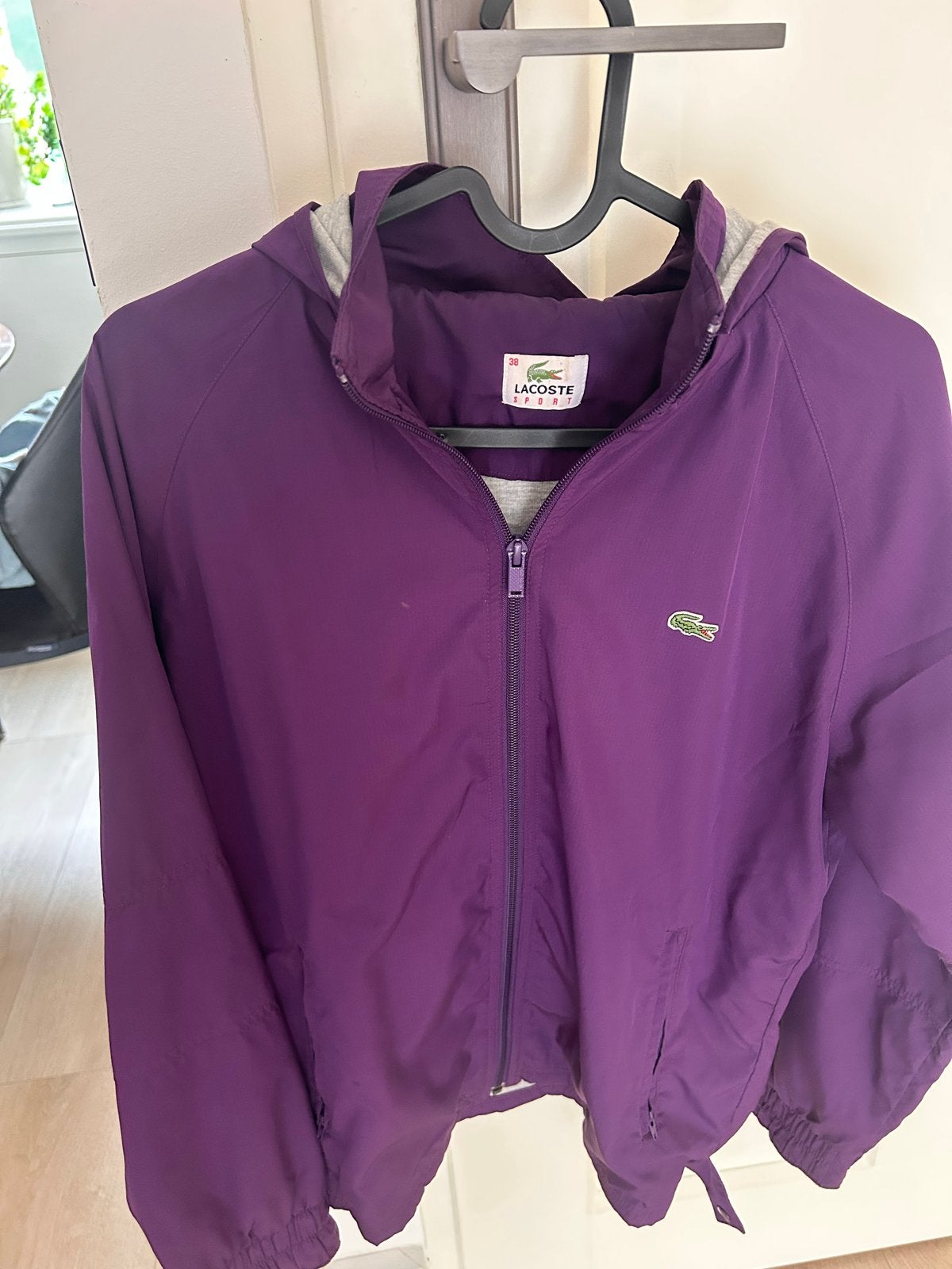 Lacoste Sport Windjack Paars Maat 38 (M), Ophalen of Verzenden, Zo goed als nieuw, Maat 38/40 (M), Paars