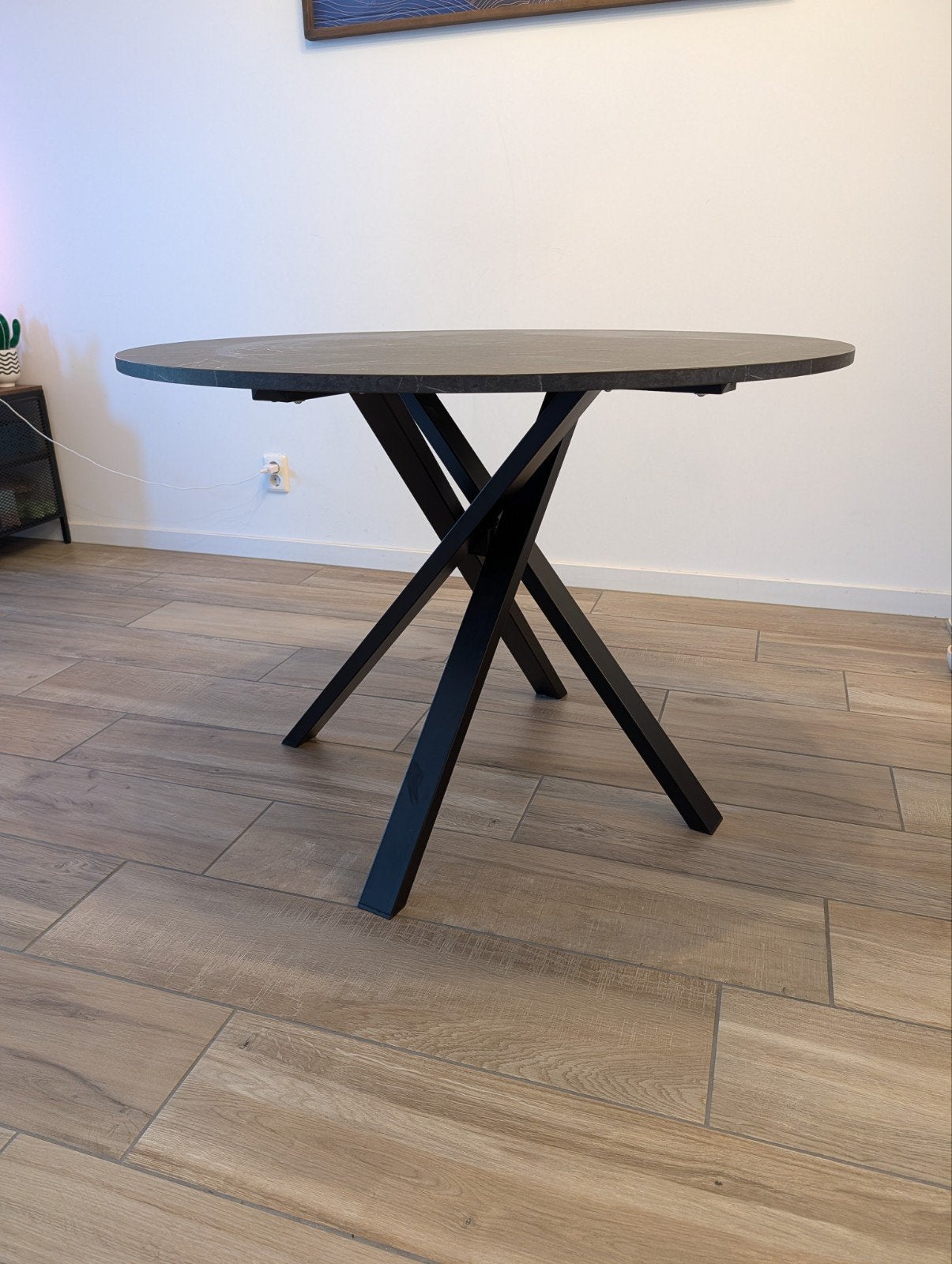 Foto 2 van IKEA MARIEDAMM ronde eettafel in zwart marmerpatroon
