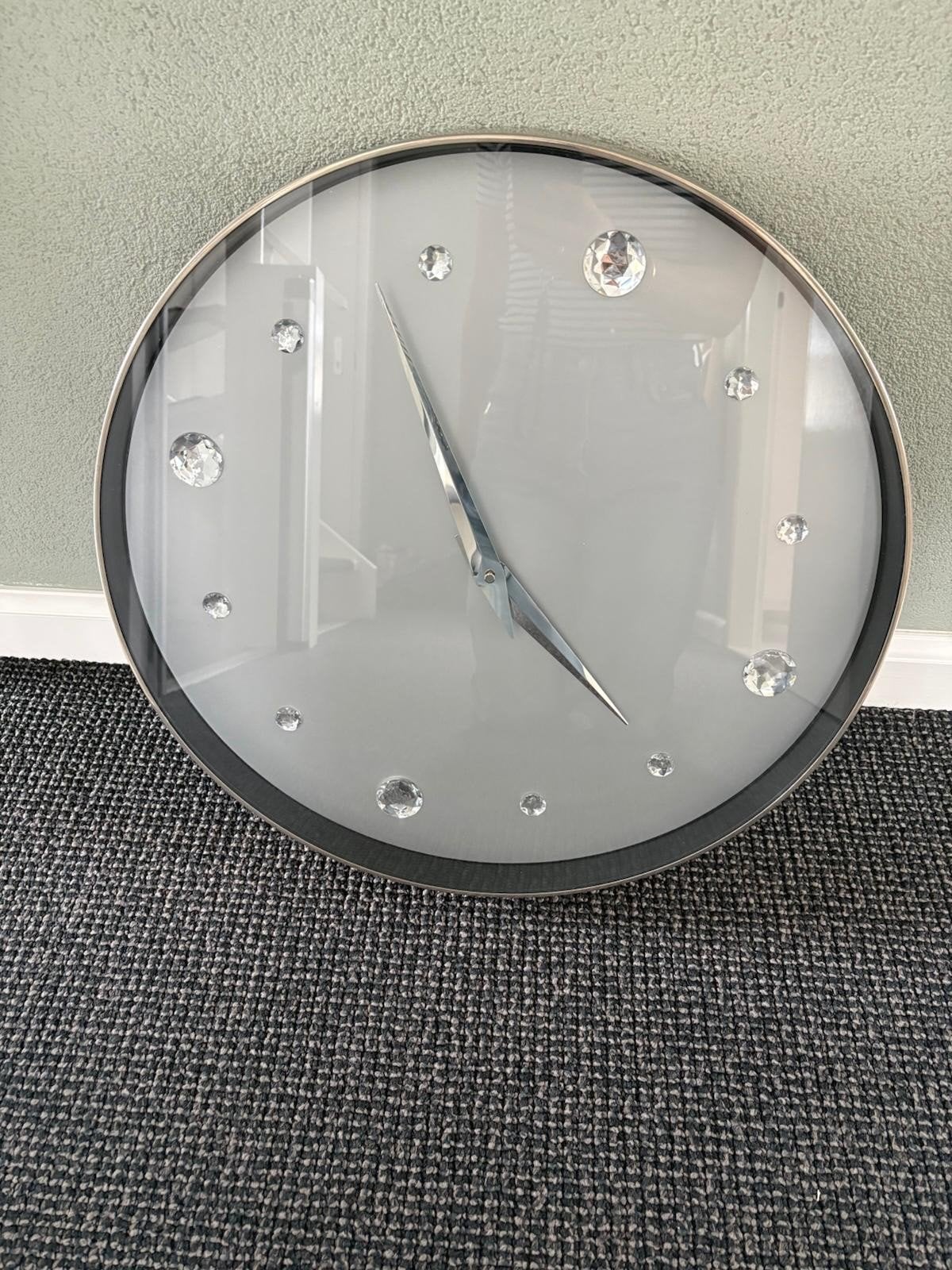 Moderne Wandklok met Kristallen - Zilver/Grijs, Wandklok, Analoog, Werkt op batterijen, Ophalen of Verzenden