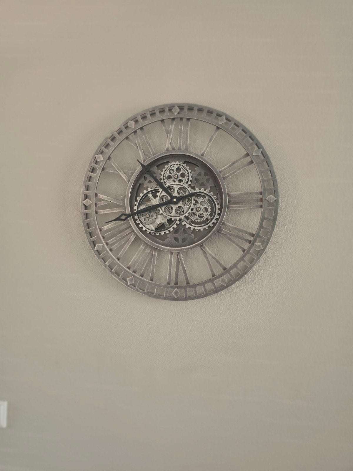 Wandklok met Draaiende Tandwielen - Industrieel Design, Huis en Inrichting, Ophalen, Zo goed als nieuw, Analoog, Wandklok