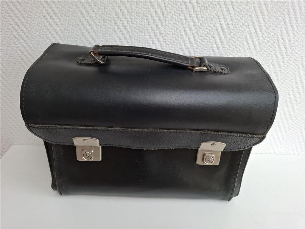 Boekentas, leer, 37,5x24,5 cm met div. vakken, niet gemerkt., Sieraden, Tassen en Uiterlijk, Zwart, Aktetas of Boekentas, Ophalen of Verzenden