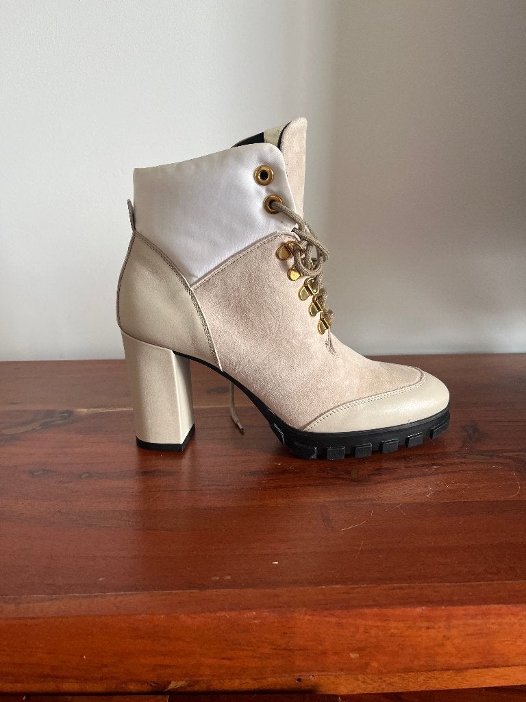 Enkellaarsjes Nila&Nila met hoge hak , leer, beige, maat 38, Kleding | Dames, Schoenen, Beige, Lage of Enkellaarzen, Nieuw, Ophalen of Verzenden