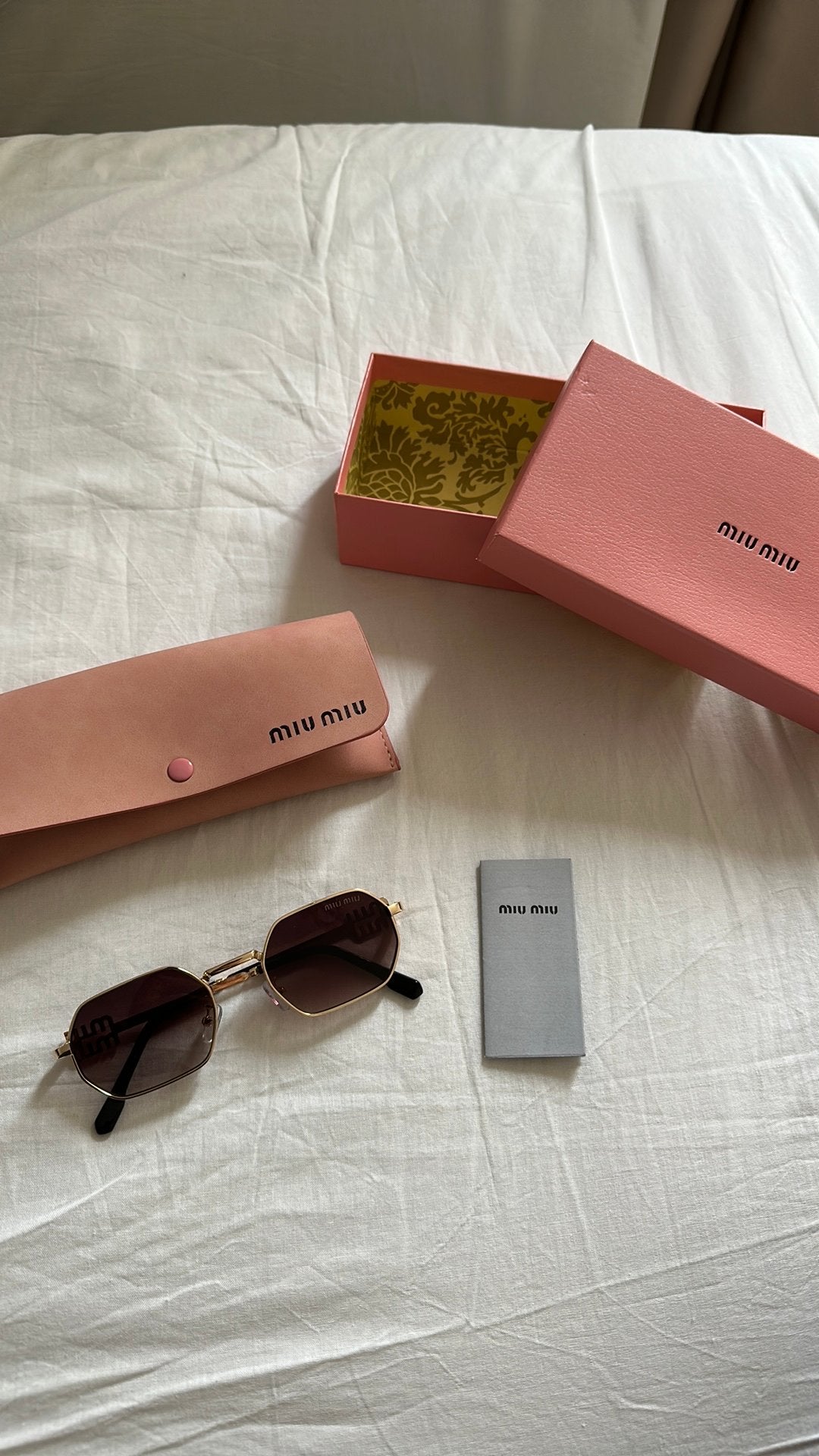 Miu miu zonnebril, Sieraden, Tassen en Uiterlijk, Zonnebrillen en Brillen | Dames, Overige merken, Zonnebril, Zwart, Nieuw