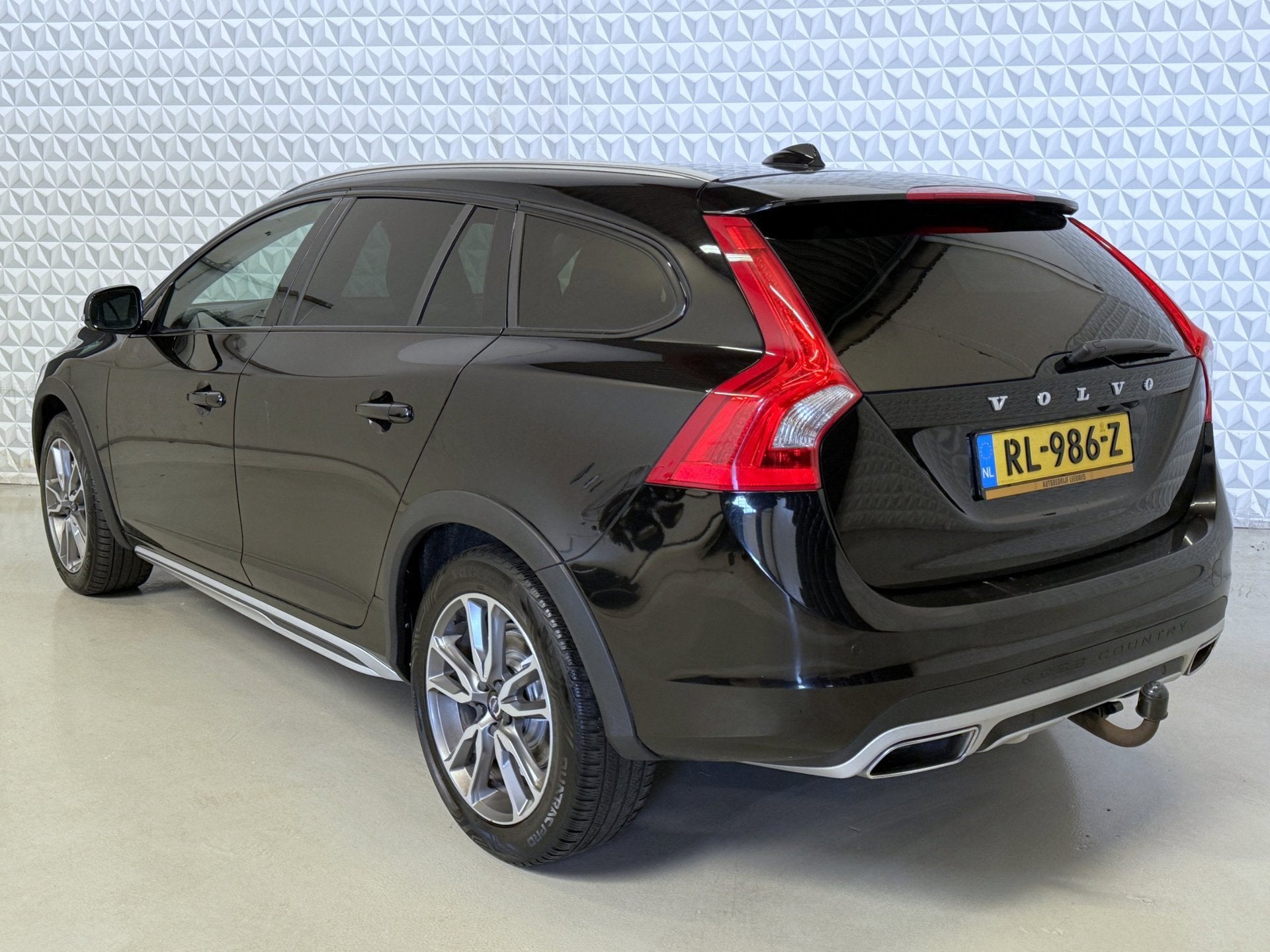 Volvo V60 Cross Country 2.0 D3 Polar+ EXPORT EX BPM/BTW(2018, Euro 6, 4 cilinders, Zwart, Diesel