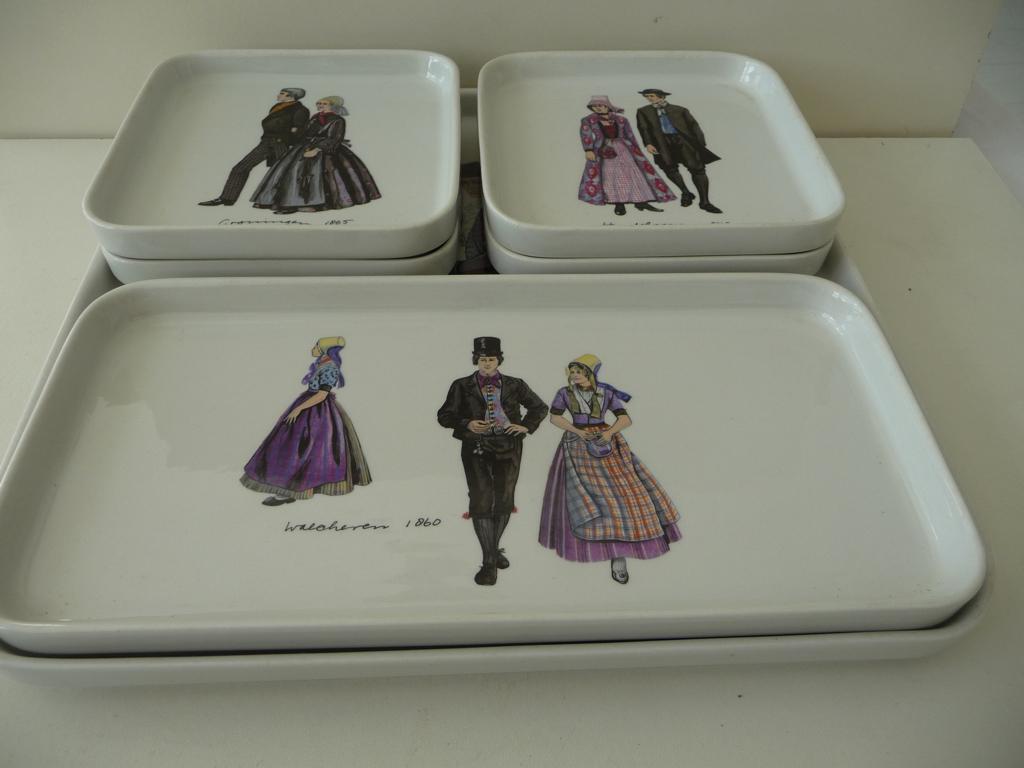 gebakstel - HOLLANDSCHE KLEDERDRACHT -Villeroy & Boch Belgie, Antiek en Kunst, Antiek | Servies los, Ophalen of Verzenden