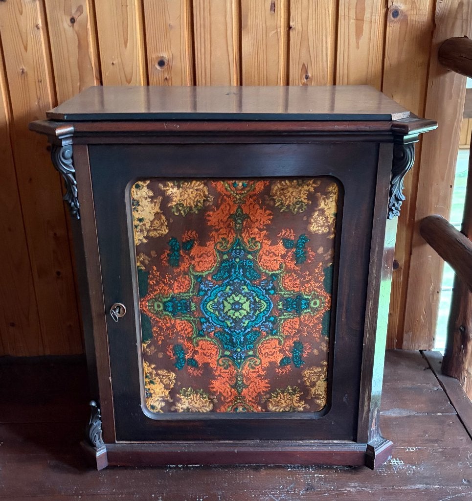 Antiek houten kastje, Ophalen