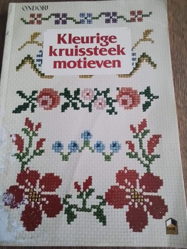 Kleurige kruissteek motieven, Ophalen of Verzenden, Zo goed als nieuw, Handborduren, Patroon
