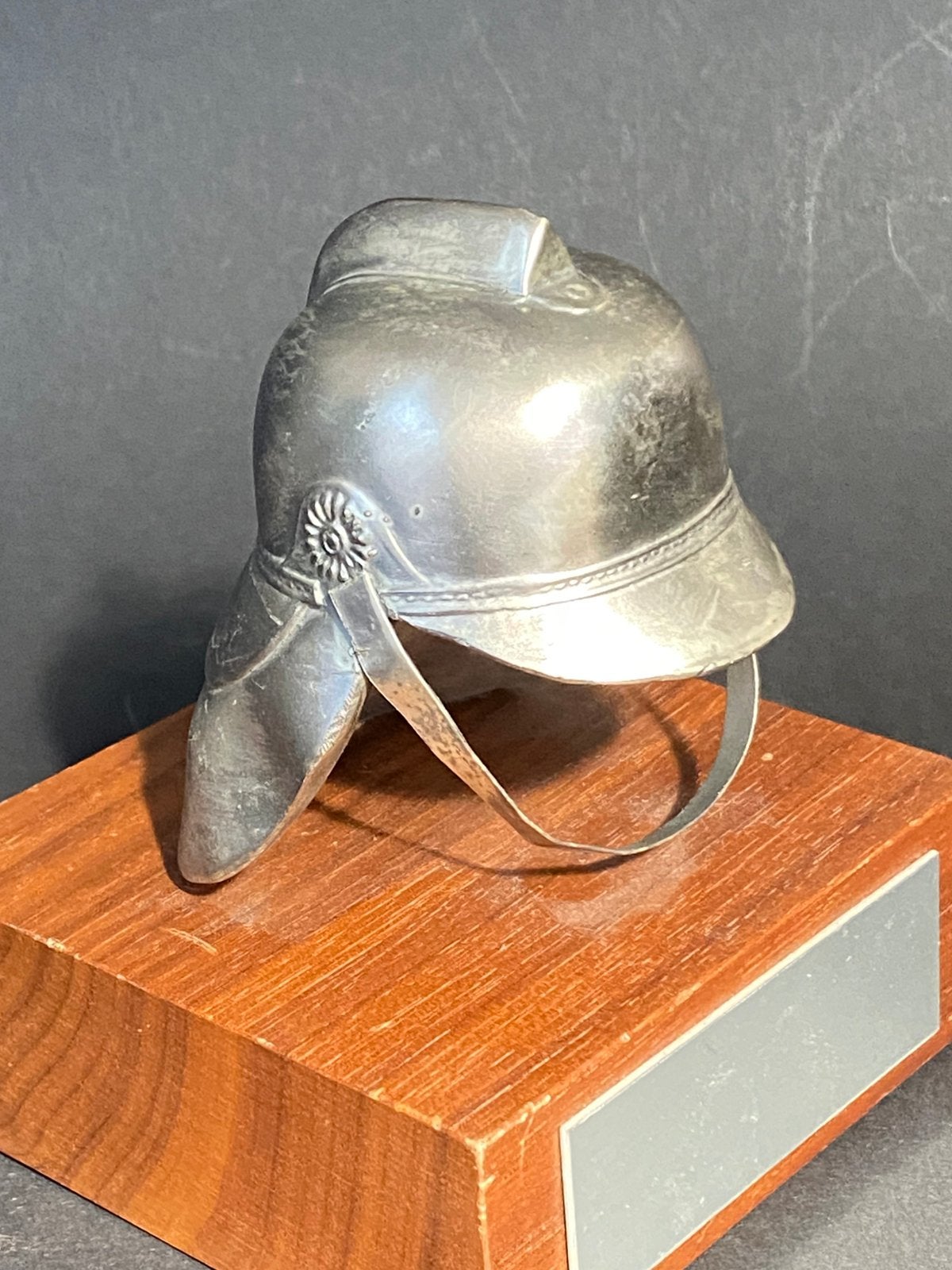 Miniatuur brandweer helm op sokkel, Verzenden, Zo goed als nieuw