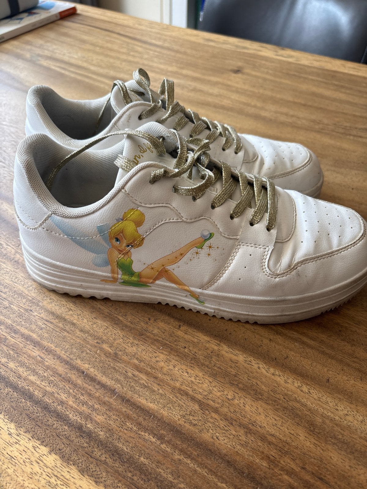 Witte sneakers,gouden veters en Tinkerbell print, maat 40, Kleding | Dames, Schoenen, Ophalen of Verzenden, Gedragen, Wit, Sneakers of Gympen
