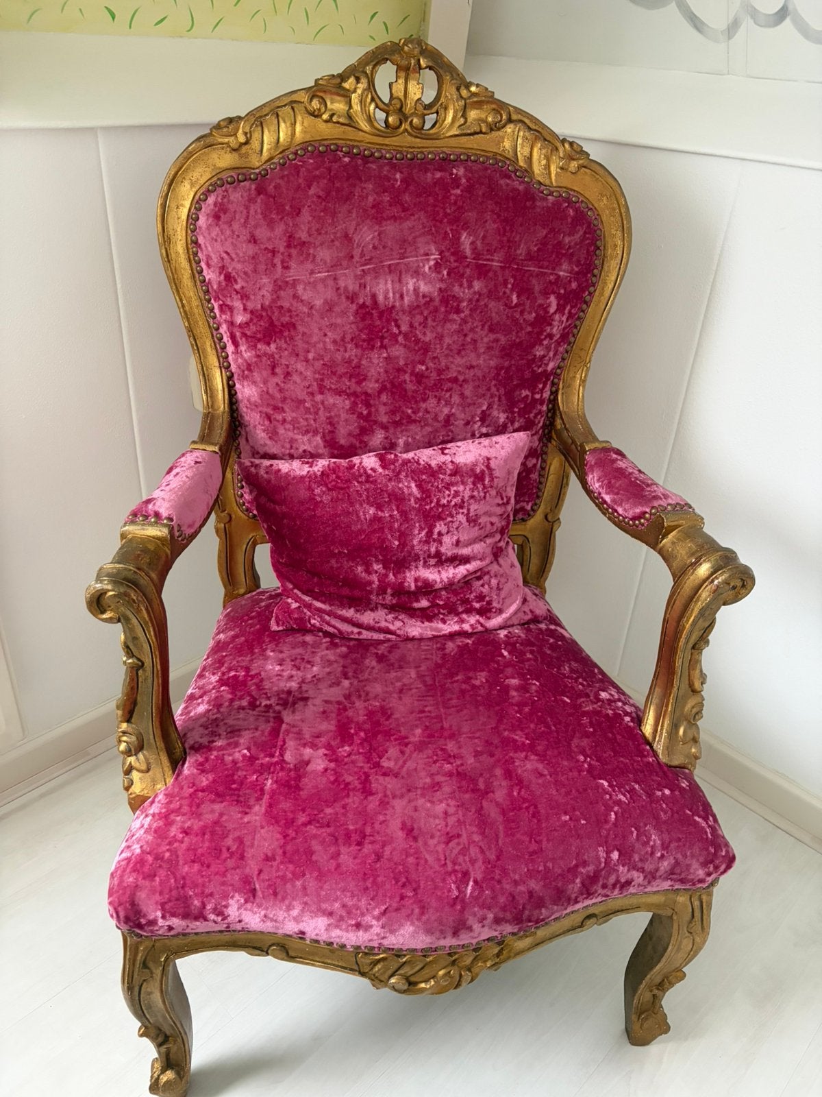 Roze stoel, Ophalen