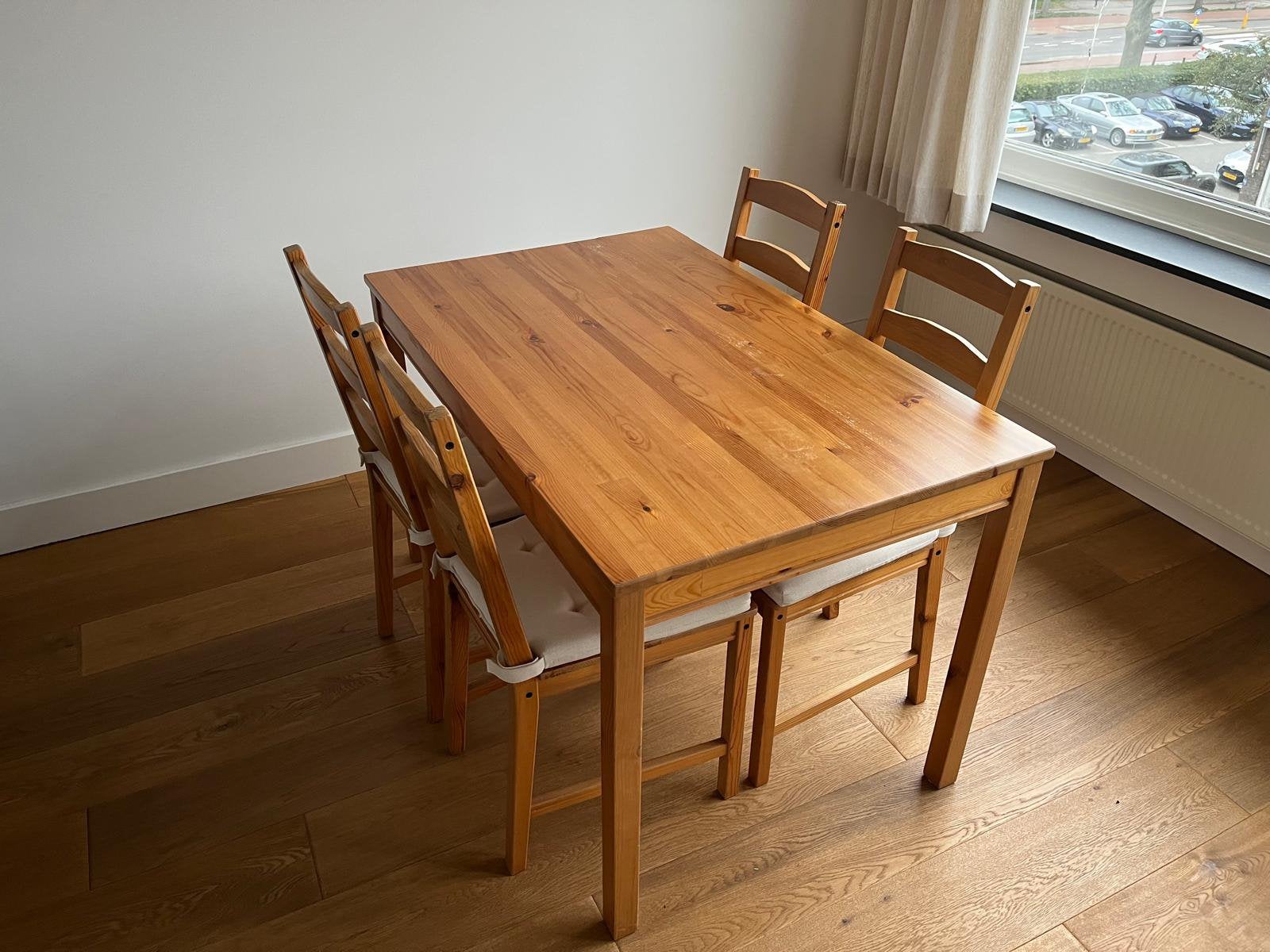Ikea Dining table + 4 chairs + Pillows, Huis en Inrichting, Ophalen, Zo goed als nieuw, 4 tot 6 stoelen
