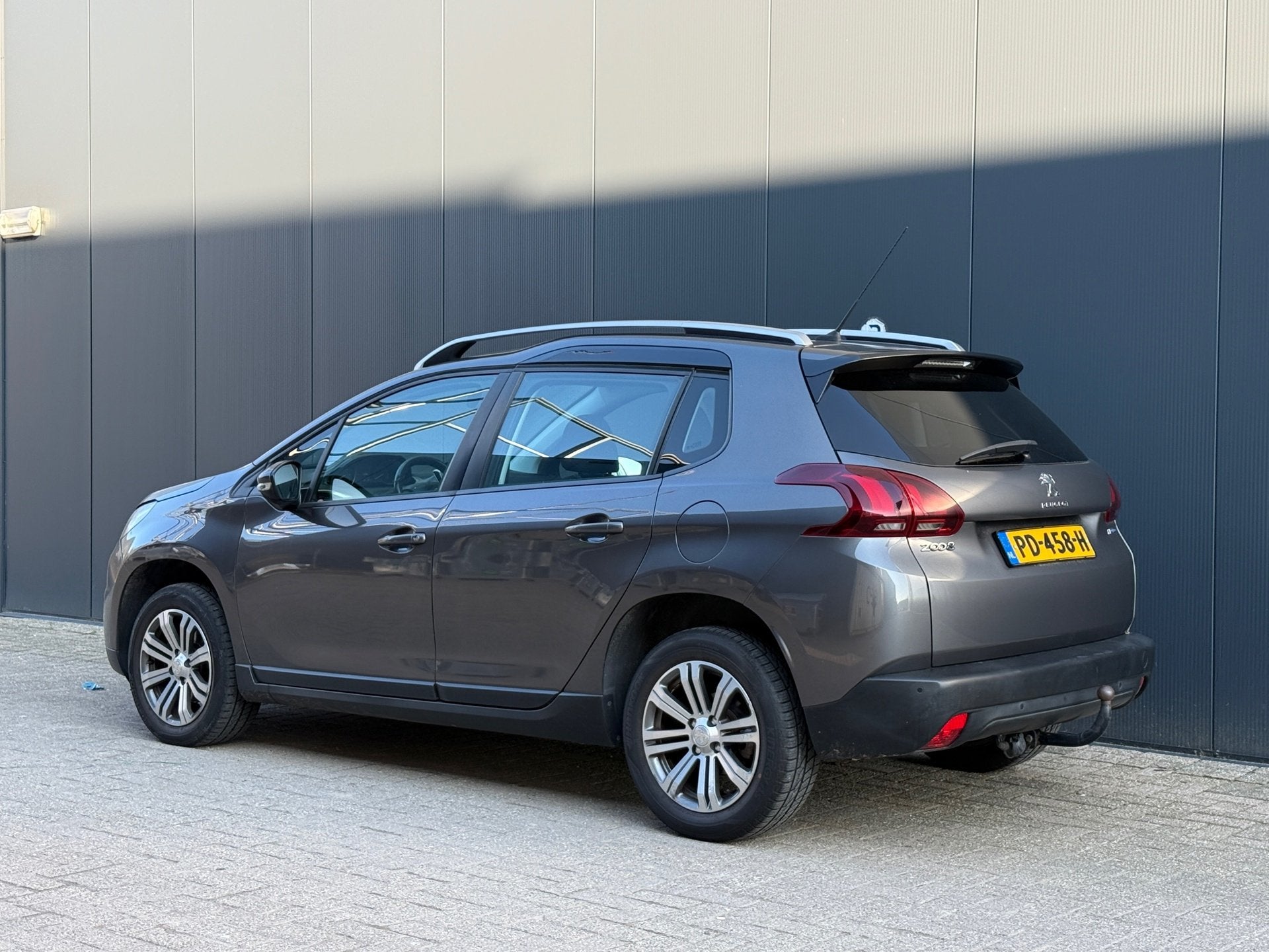 Peugeot 2008 1.2 PureTech, Panorama, Airco, Navigatie, Trekh, Voorwielaandrijving, Stof, Origineel Nederlands, Bedrijf