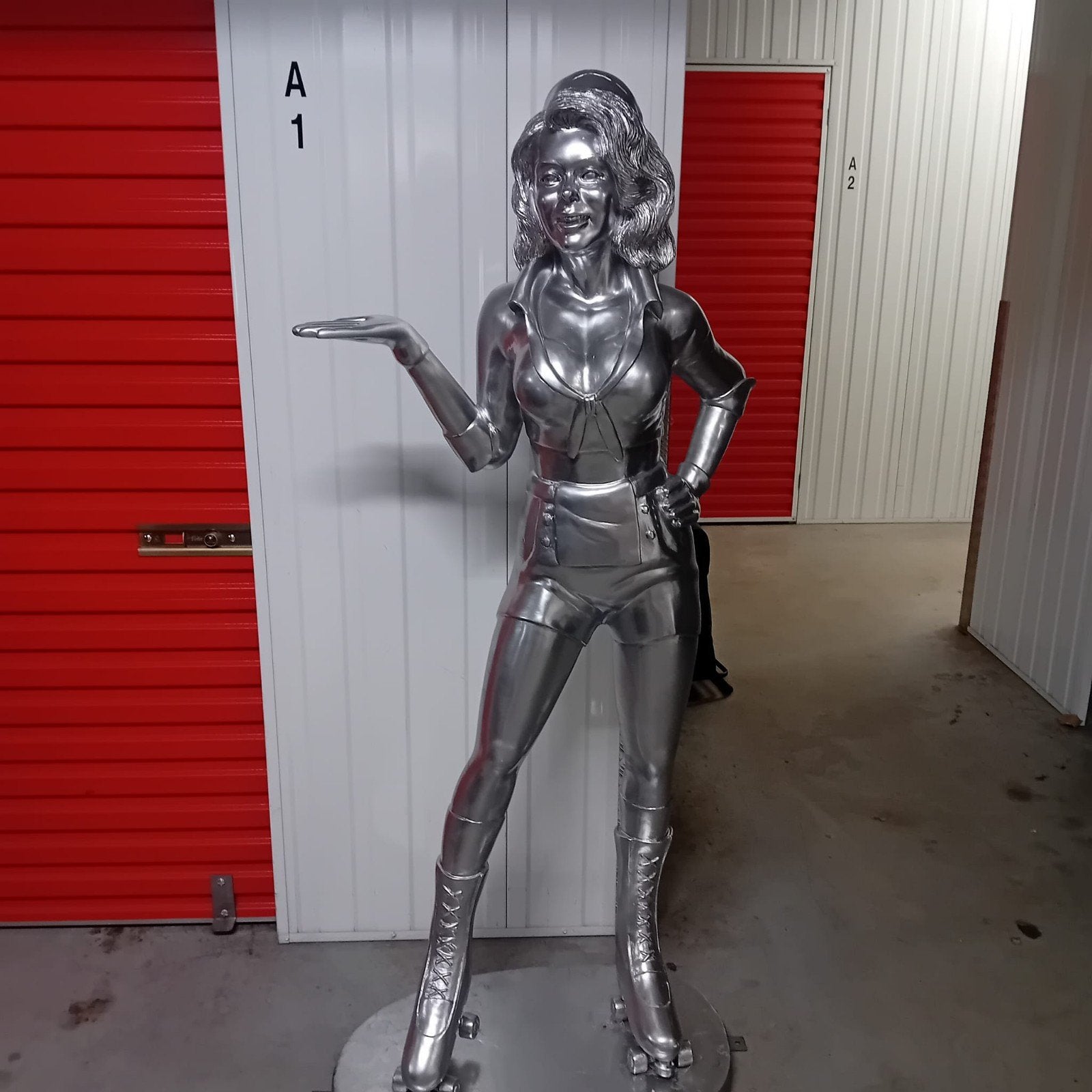 Zilverkleurig beeld van vrouw op rolschaatsen, Antiek en Kunst, 1 meter - 2 meter, Overige materialen, Beeld, Ophalen