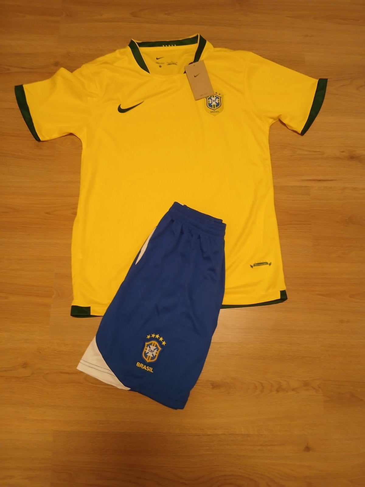 Brazilie thuistenue - shirt en broekje - maat L, Ophalen of Verzenden