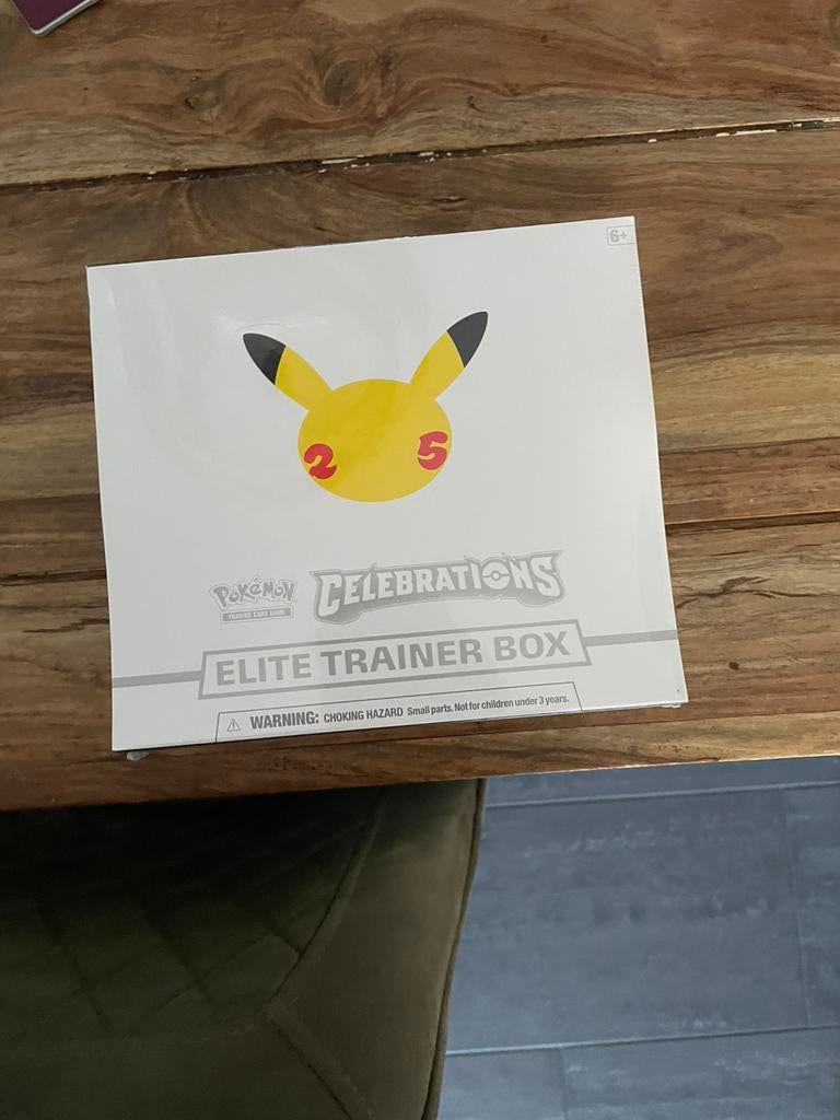 Pokemon 25th Anniversary Celebrations Elite Trainer Box, Ophalen of Verzenden, Zo goed als nieuw, Boosterbox