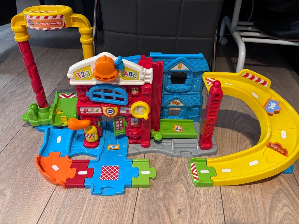 Toet Toet Brandweerkazerne met 6 Toet Toet auto’s, Kinderen en Baby's, Ophalen of Verzenden, Gebruikt, 2 tot 4 jaar