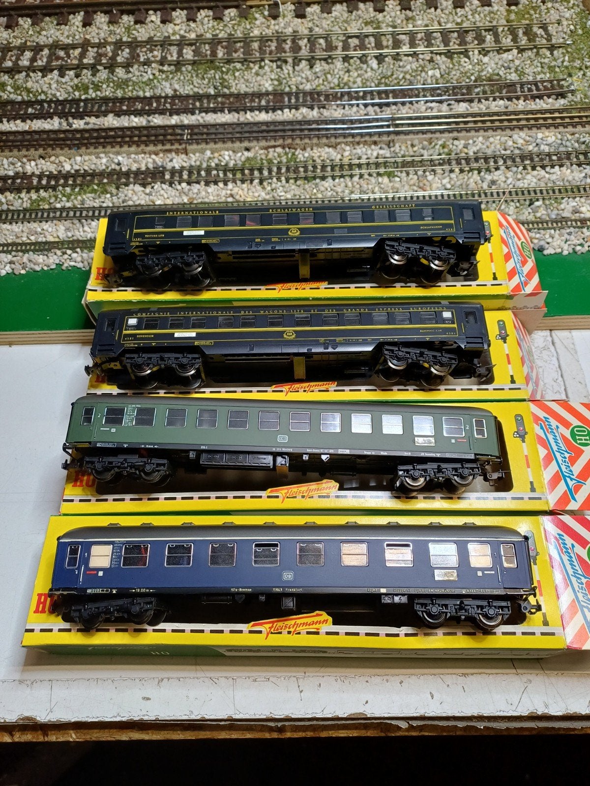 Fleischmann 4x rijtuigen in nieuwstaat met verlichting, Gelijkstroom, Fleischmann, Wagon, Ophalen of Verzenden