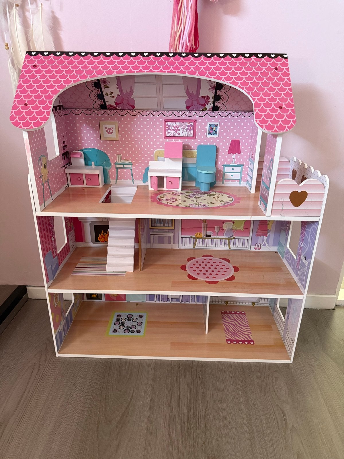 Groot roze houten poppenhuis met meubels, Ophalen, Zo goed als nieuw, Poppenhuis