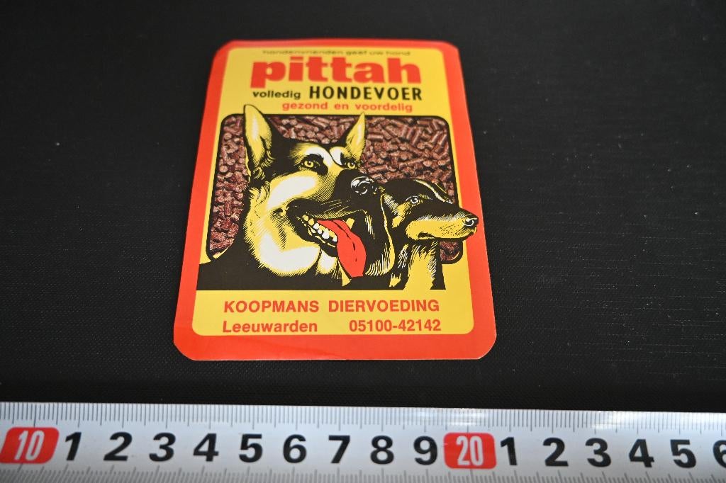 sticker Leeuwarden Koopmans PITTAH Hondevoer, Ophalen, Zo goed als nieuw
