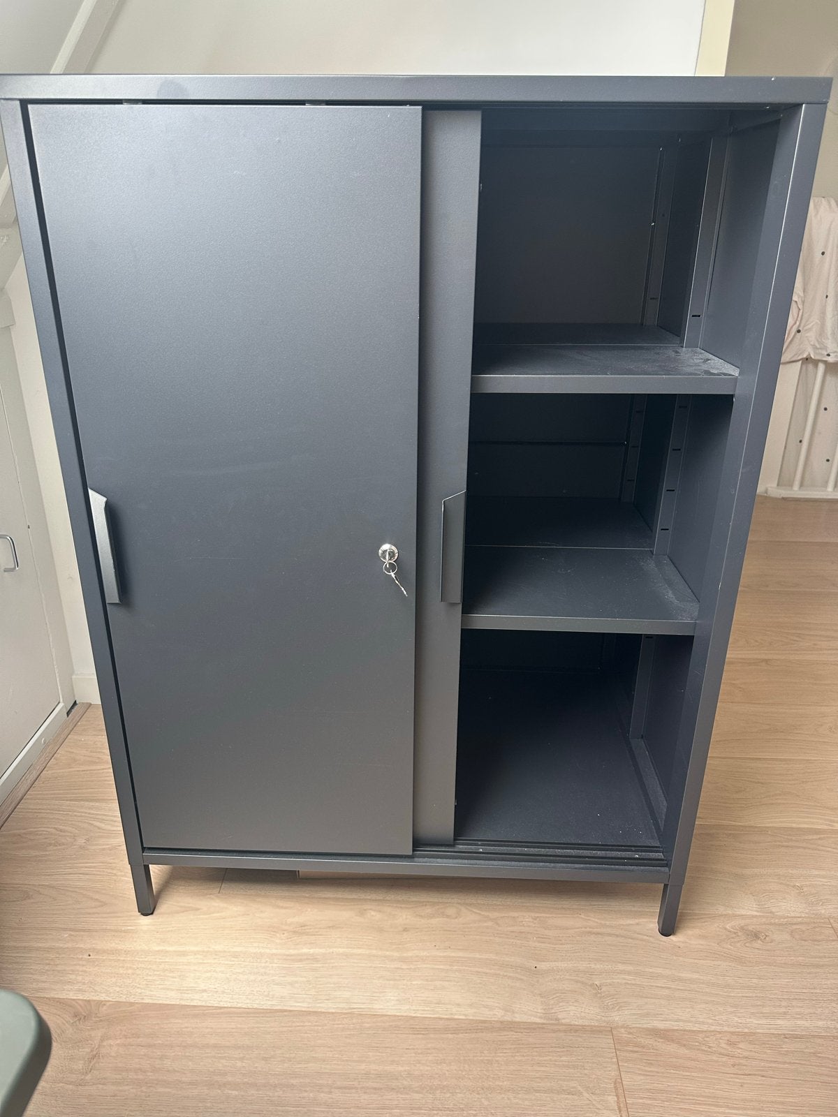 IKEA Trotten - Metalen archiefkast met schuifdeuren en slot, Huis en Inrichting, Kasten | Roldeurkasten en Archiefkasten, 100 tot 150 cm
