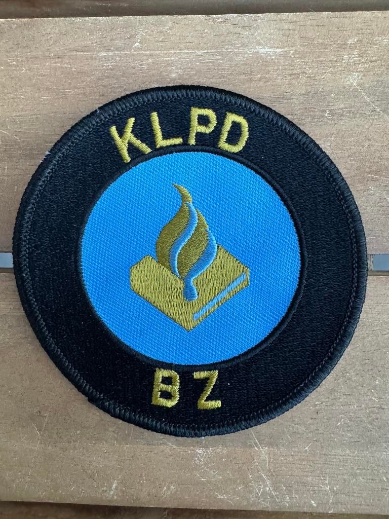 KLPD BZ oud en verlopen embleem Rijkspolitie, Ophalen of Verzenden, Landmacht, Nederland, Embleem of Badge