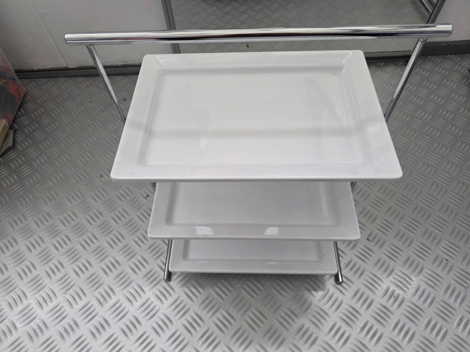 Stevige 3-laags serveertray met Truyts melamine borden, Kunststof, Ophalen of Verzenden, Wit, Overige merken