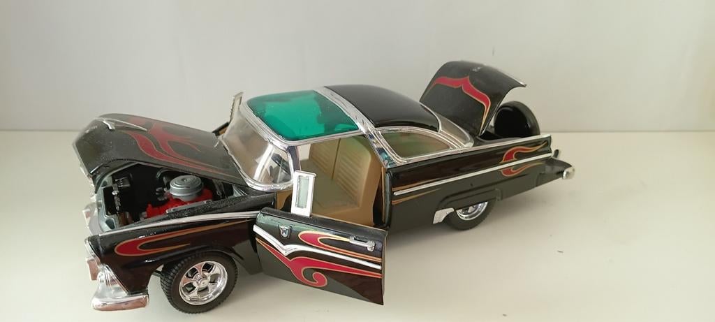 Ford Fairlane Crown Victoria. Road Legends., Hobby en Vrije tijd, Modelauto's | 1:18, Ophalen of Verzenden, Nieuw, Auto, Overige merken